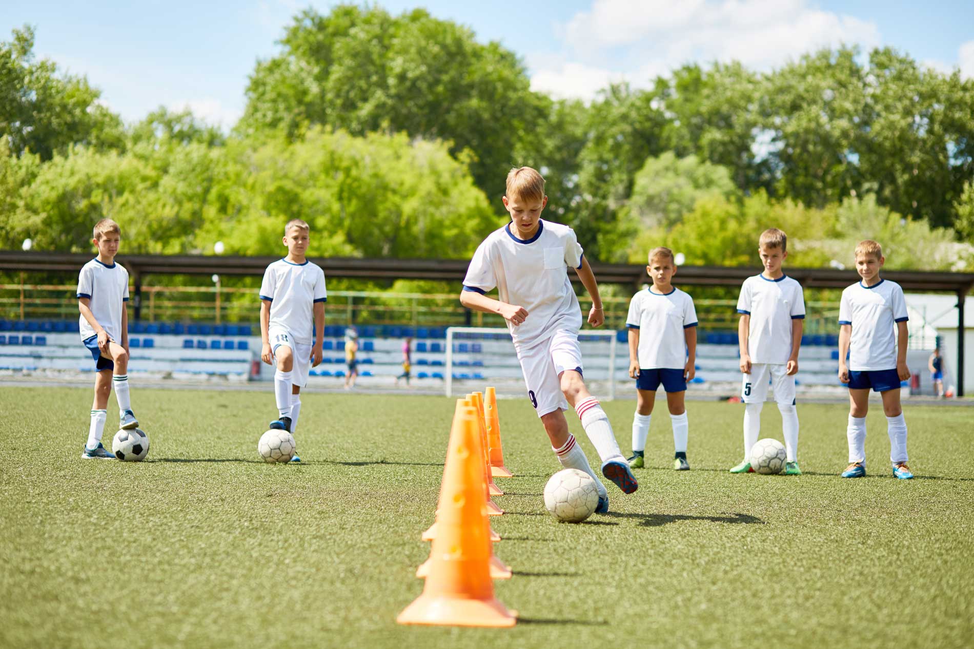 La importancia de los exámenes físicos deportivos: prepara a tu hijo para el campamento deportivo con Healthcare Express Urgent Care