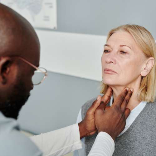 ¿Puedo ir a un centro de atención de urgencias por ganglios linfáticos inflamados?