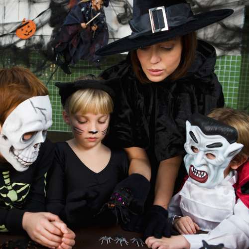 Por qué siempre debes revisar los dulces de Halloween de tus hijos