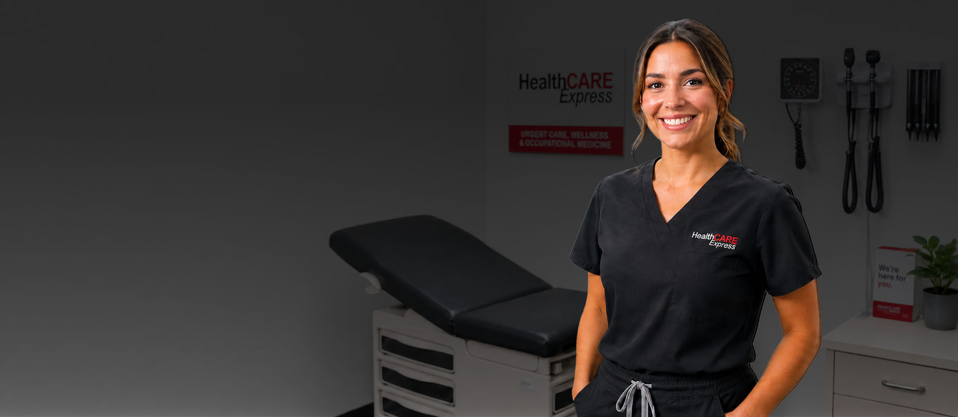 Profesional clínico de HealthCARE Express sonriendo en un consultorio